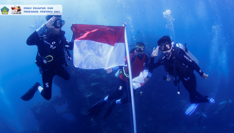 Pengibaran Bendera Merah Putih di Bawah Laut dan Penanaman Karang Hias