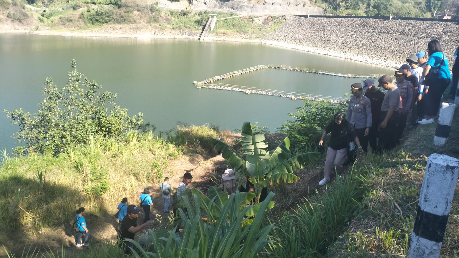 Penebaran Benih Ikan Nila di Bendungan Titab